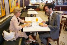 Ministra da Saúde, recém-militante do PS, esteve no Porto a apoiar o candidato Tiago Barbosa Ribeiro 