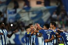Jogadores do FC Porto celebram o golo de Mehdi Taremi no jogo frente ao Gil Vicente durante a partida da 7.ª jornada da Liga Bwin