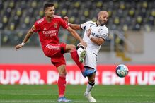 André André (direita), do Vitória de Guimarães luta pela bola com Julian Weigl (esquerda), do Benfica durante um jogo da primeira liga