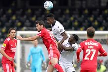 Alfa Semedo (C), do Vitória de Guimarães em ação contra o jogador do Benfica Roman Yaremchuk (2-L)