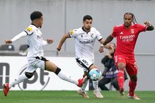 Rafa Soares (E), do Vitória de Guimarães em ação contra o jogador do Benfica Valentino Lazaro (R)