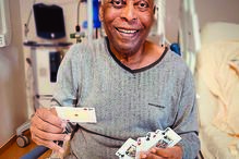 Kely Nascimento mostrou imagens animadoras de Pelé, de 80 anos, que foi submetido a uma intervenção para remover um tumor no colón direito