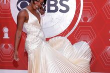 Adrienne Warren recebeu o prémio de melhor atriz de musical 