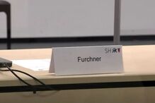 Cadeira vazia da arguida no tribunal.