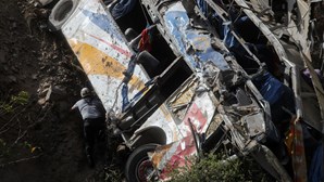 Pelo menos 32  mortos em queda de autocarro de ravina no Peru