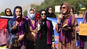 Talibãs dispersam protesto de mulheres com tiros e gás lacrimogéneo no Afeganistão