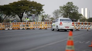 Seguidores convocados por Bolsonaro rompem barreiras de segurança e invadem áreas restritas de Brasília