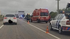 Três feridos em colisão entre dois carros em Aveiro