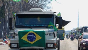 Camionistas bloqueiam estradas pelo Brasil em apoio às aspirações autoritárias de Bolsonaro