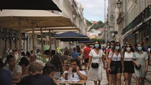 Portugal tira máscara na rua ao fim de 318 dias