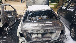 Quatro carros destruídos em incêndio em Alvalade. Veja as imagens