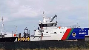 Lancha da GNR que encalhou em Oeiras com danos de milhares de euros