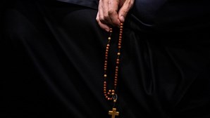 Pelo menos 216 mil menores foram vítimas de abusos sexuais por elementos da Igreja Católica francesa 