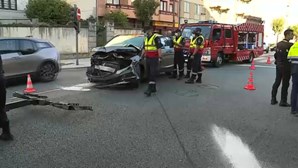 Colisão entre carros faz três feridos e destrói montra de loja no Porto