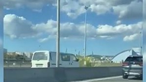 Vídeo mostra carrinha em contramão em violento choque frontal com carro no IC2 em Sacavém 