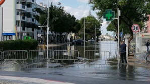 Chuva forte provoca inundações em ruas e casas. Veja os vídeos 