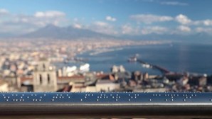 Corrimão em Braille num miradouro de Itália descreve a paisagem aos cegos