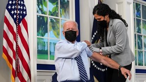 Presidente dos EUA Joe Biden recebe terceira dose da vacina contra a Covid-19