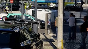 Colisão entre três carros em Benfica condiciona trânsito