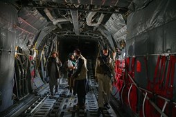 Talibãs irritados por tropas norte-americanos deixarem helicópteros inoperacionais para trás