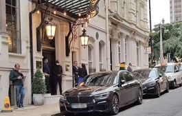 BMW de Tom Cruise à porta do hotel onde foi roubado