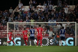 Samuel Lino (esquerda), do Gil Vicente marca um golo frente ao FC Porto