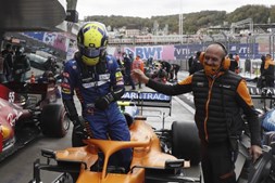 Piloto de fórmula 1 Lando Norris assegura o primeiro lugar da grelha da partida para domingo