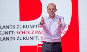 Olaf Scholz , do SPD, está ligeiramente à frente nas sondagens
