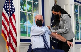 Joe Biden recebe terceira dose da vacina Covid-19