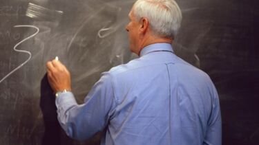 Professor do 6.º ano pergunta se alunos mexem na “pilinha” uns dos outros