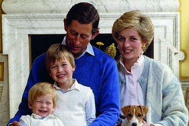 Diana de Gales e Carlos com os dois filhos, William e Harry