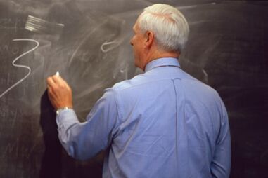 Professor do 6.º ano pergunta se alunos mexem na “pilinha” uns dos outros
