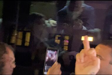 Ministro da Saúde do Brasil mostra dedo do meio a manifestantes em Nova Iorque