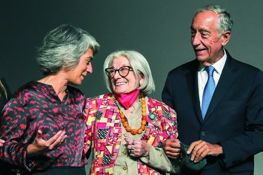 A atriz Eunice Muñoz entre a ministra da Cultura, Graça Fonseca, e o Presidente da República, Marcelo Rebelo de Sousa 