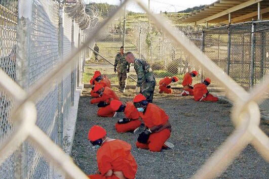 Fotos de detidos claramente maltratados e submetidos a privação sensorial correram Mundo e revelaram o lado negro da prisão de Guantánamo