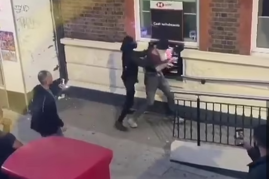 Desacato em frente a uma caixa de multibanco em Londres, Inglaterra