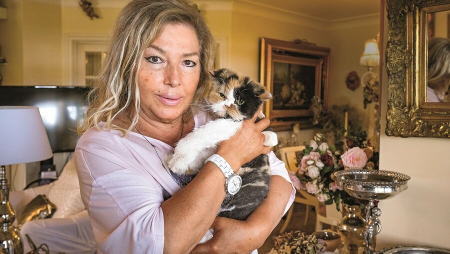 Lenita Gentil com a persa Chanel, que lhe foi oferecida pelo filho da cabeleireira Marina Cruz há cinco anos
