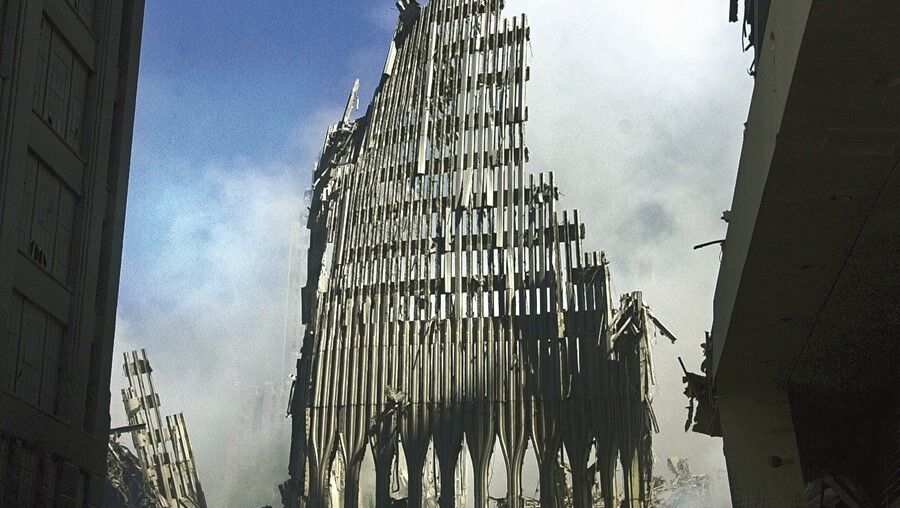 14 de setembro de 2001: A Torre Sul do World Trade Center três dias depois dos ataques