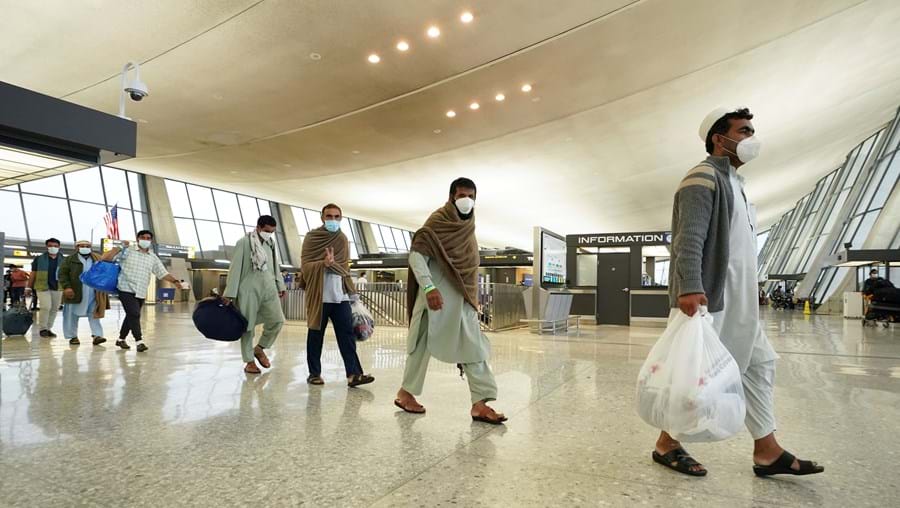 Afegãos chegam ao aeroporto nos EUA