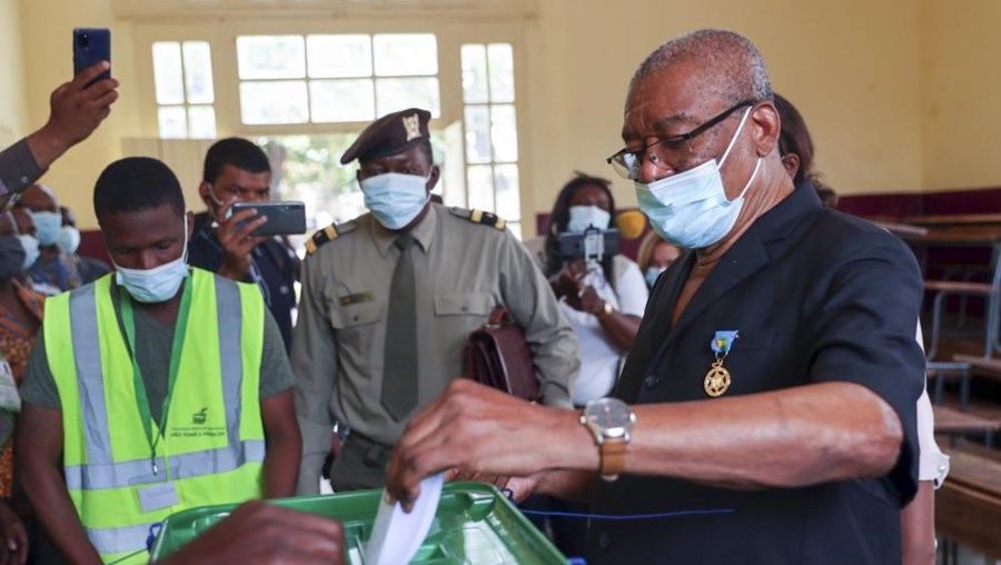 Presidente de São Tomé e Príncipe cessante, Evaristo Carvalho, deposita o seu voto na urna.