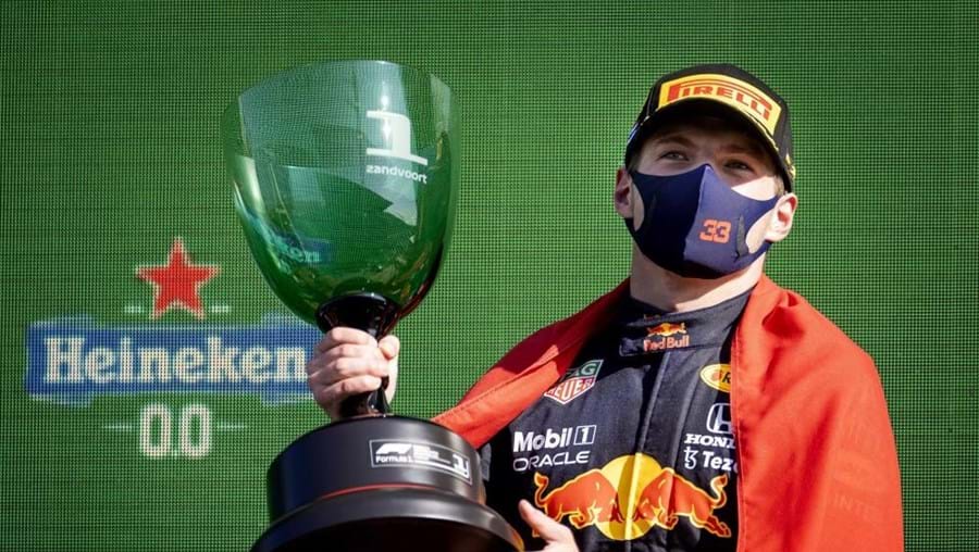 Max Verstappen celebra a vitória da fórmula 1
