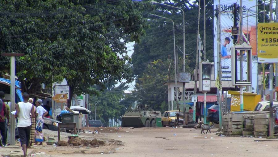 Um tanque visto no bairro de Kaloum, na Guiné-Conacri
