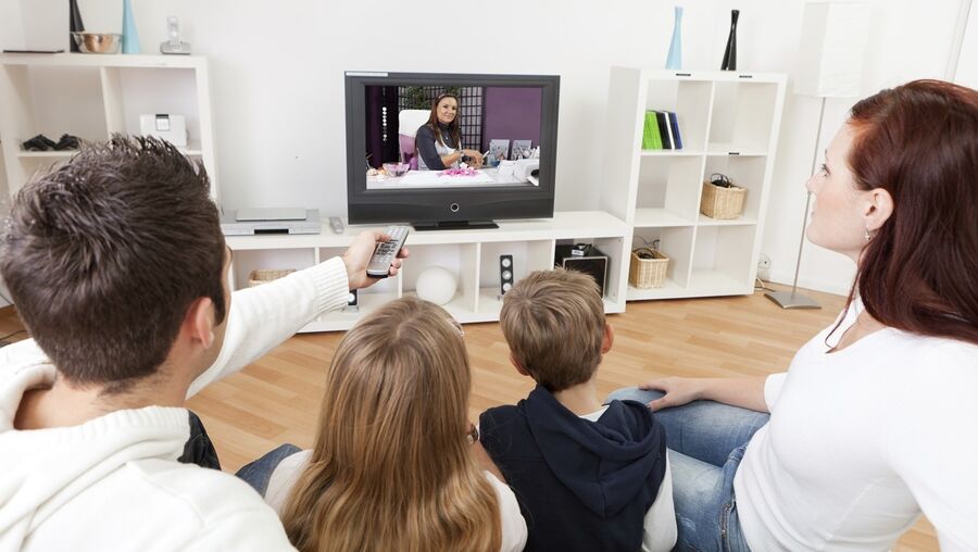 Família a ver televisão