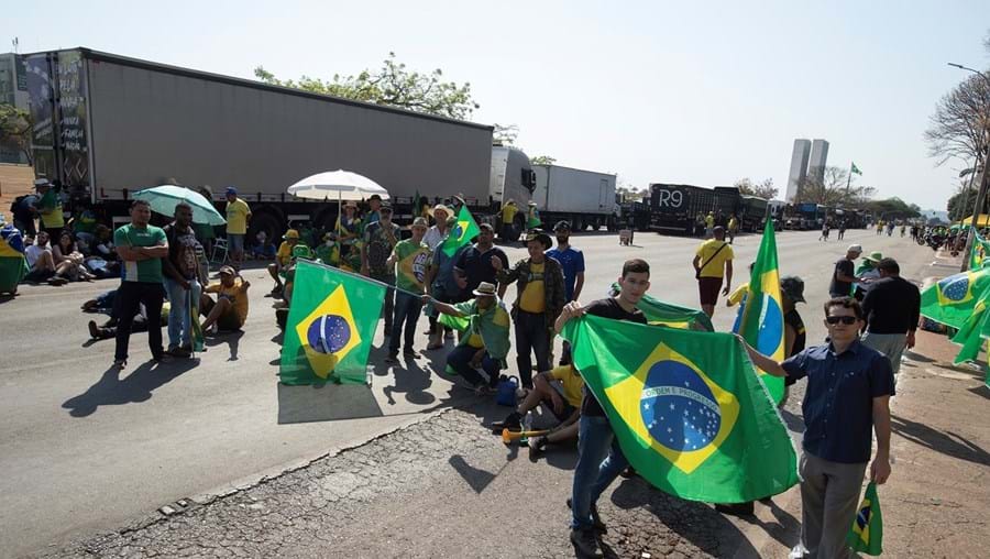 Apoiantes de Bolsonaro bloqueiam estradas no Brasil