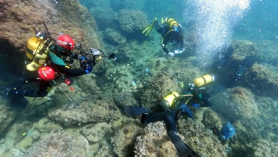 Mergulhadores descobrem um tesouro romano escondido dos bárbaros no fundo do mar 