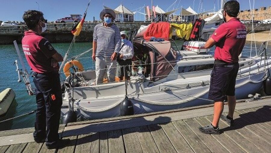 Tripulantes do veleiro “Barbarella” no porto de Peniche