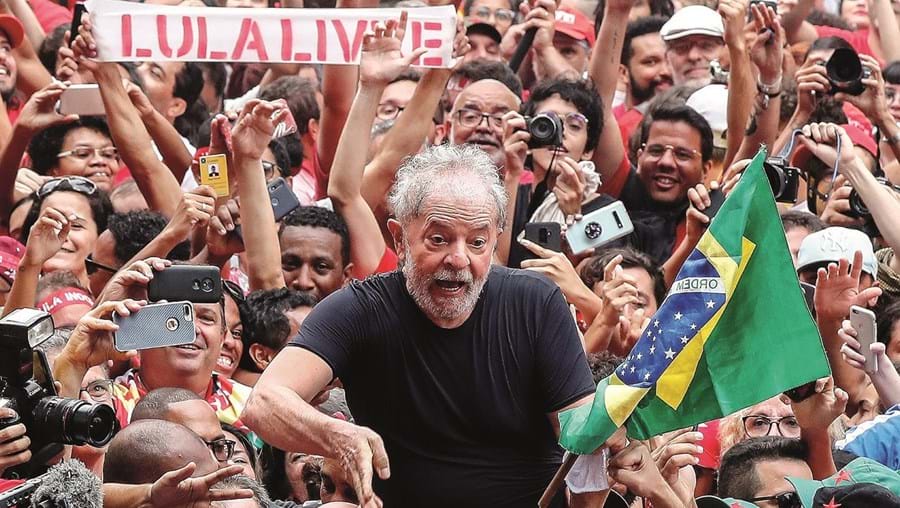 Sondagem dá a Lula da Silva 25 pontos percentuais de vantagem sobre Jair Bolsonaro a um ano das eleições