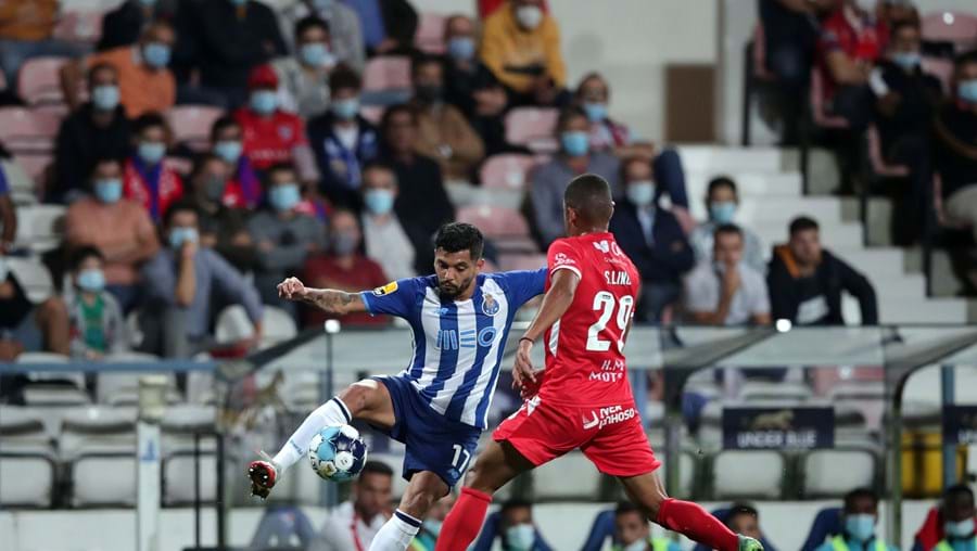 Corona tenta vencer a oposição de Samuel Lino, durante o jogo de ontem, em Barcelos.