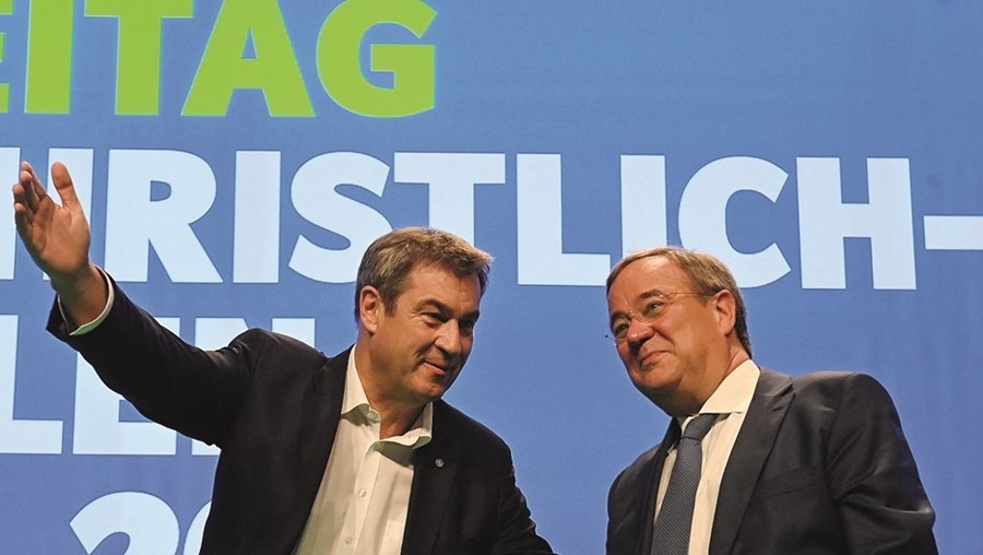 Söder (à esq. na foto) ‘tirou o tapete’ a Laschet, dizendo que o rival do SPD tem mais legitimidade para formar governo