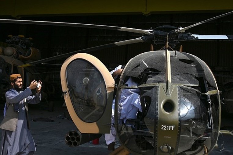 Talibãs irritados por tropas norte-americanos deixarem helicópteros inoperacionais para trás